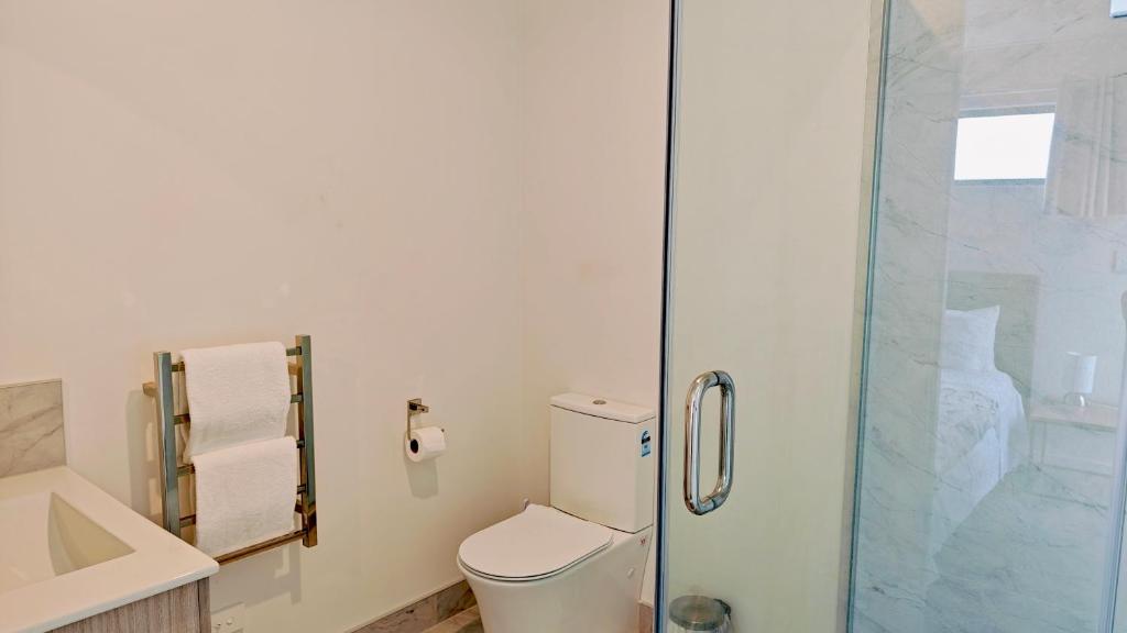 Cheerful Spanking New House with 3 Bds 2 and half Bath - Resim 18