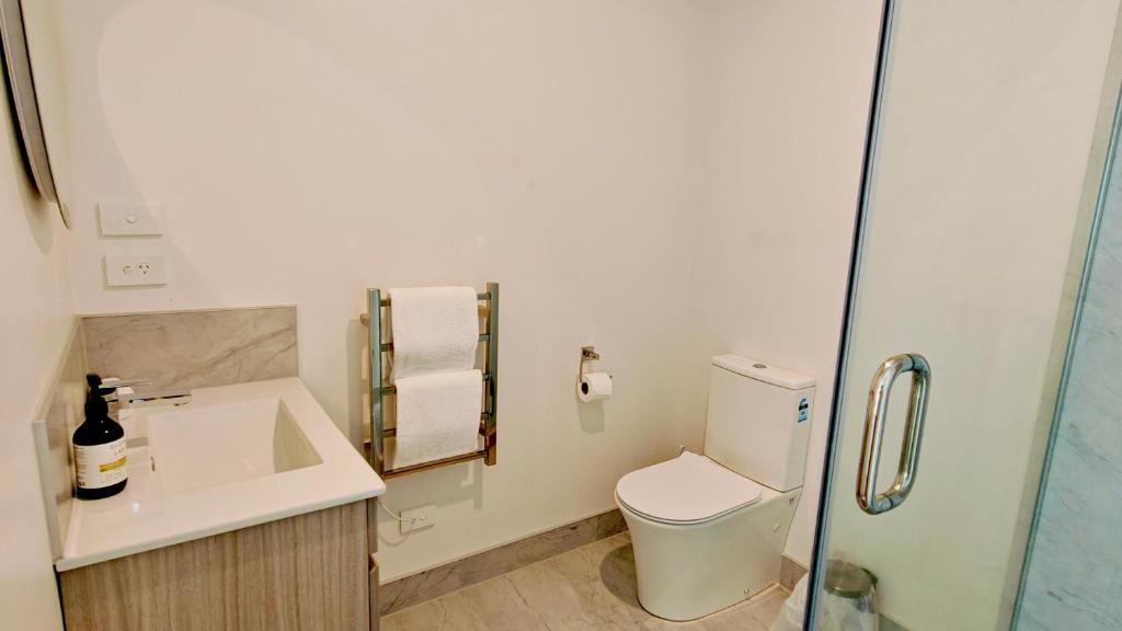 Cheerful Spanking New House with 3 Bds 2 and half Bath - Resim 8