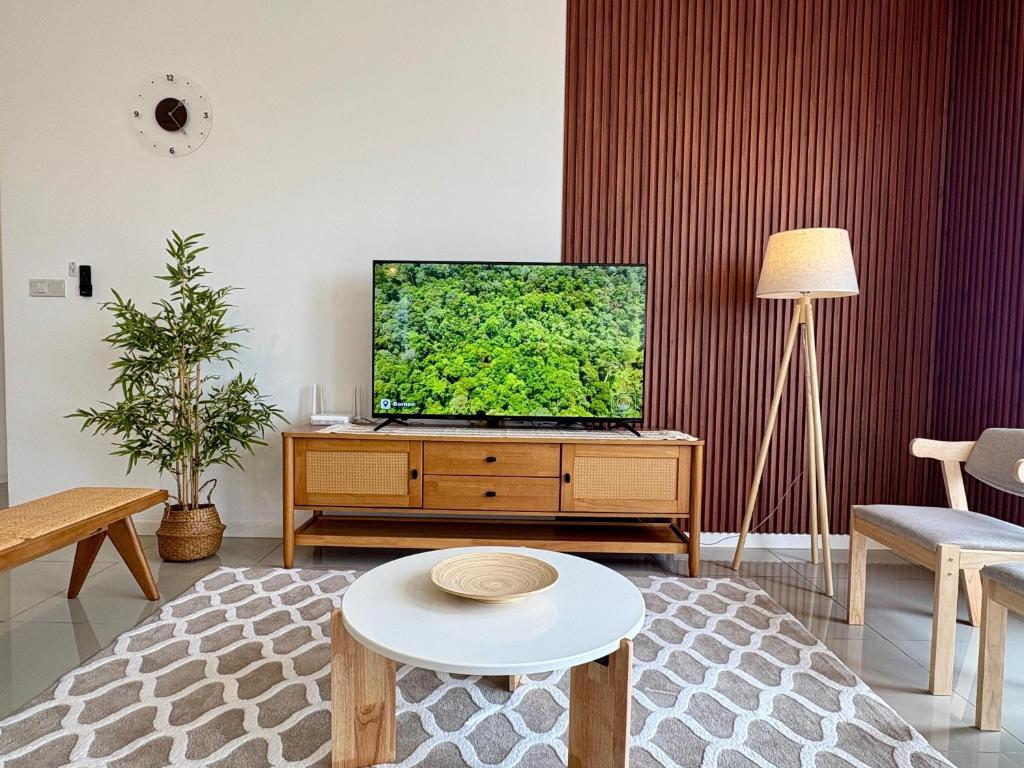 TV a/nebo společenská místnost v ubytování Spacious Muji Homestay with IOI Mall & KL View