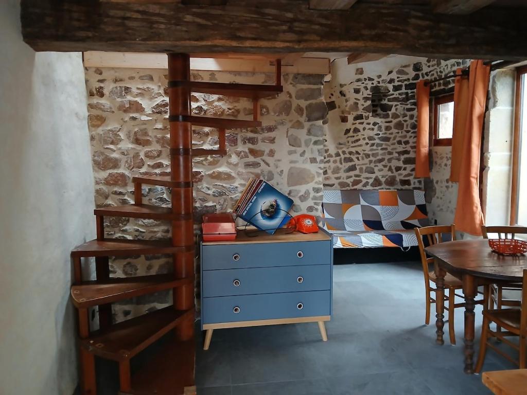 - une chambre avec des lits superposés et une commode bleue dans l'établissement gîte les 3 coquelicots bis, à Coublanc