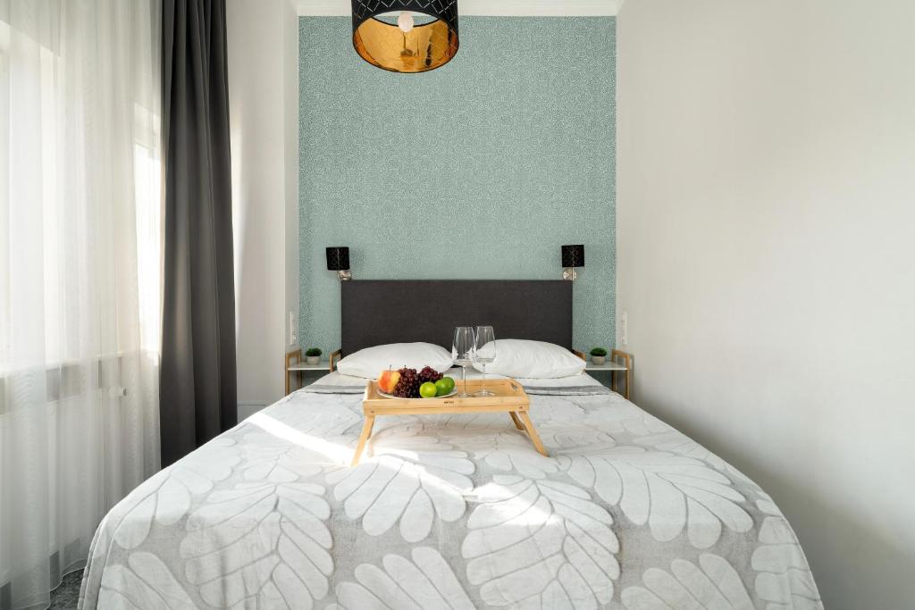 Posteľ alebo postele v izbe v ubytovaní Elegant Very Berry Apartments in Poznań by Noclegi Renters