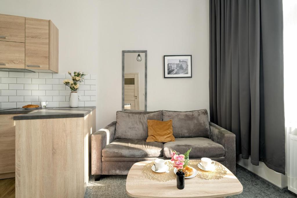 Posedenie v ubytovaní Elegant Very Berry Apartments in Poznań by Noclegi Renters