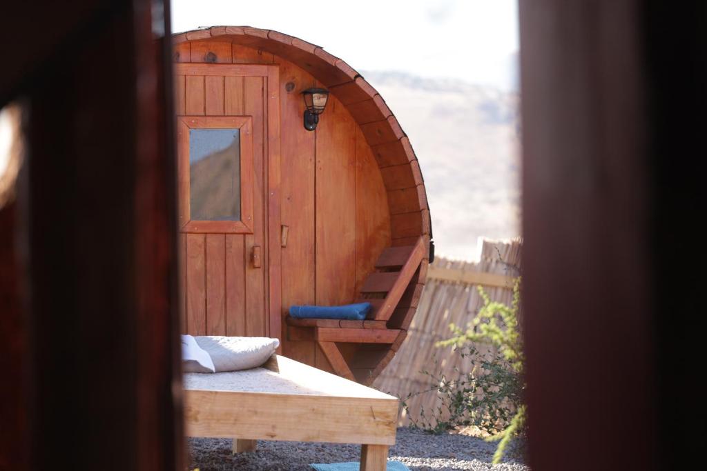 a small wooden door with a bench in front of it at Ecoturismo El Refugio en La Colorada, Combarbalá in Combarbalá