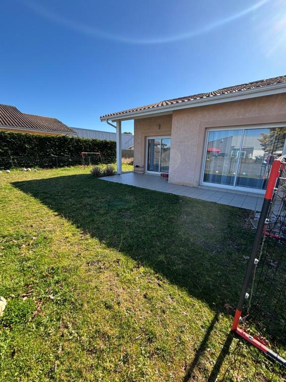 une cour devant une maison dans l'établissement Maison-Biscarrosse ville-6 pers-lac-océan, à Biscarrosse