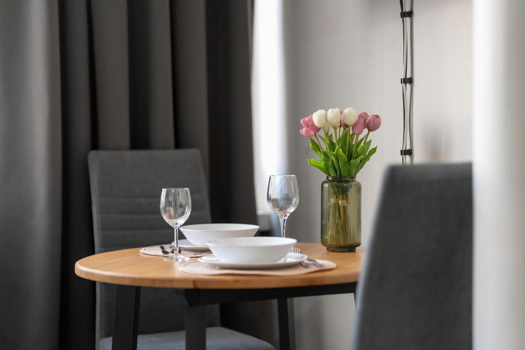 Posedenie v ubytovaní Elegant Very Berry Apartments in Poznań by Noclegi Renters