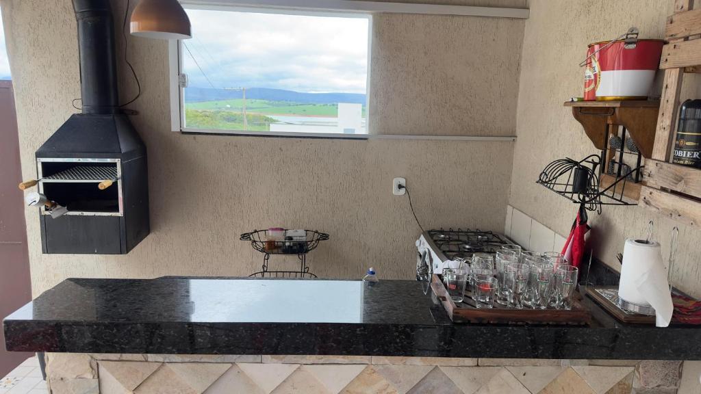 een keuken met een fornuis en een aanrechtblad bij Parque das águas in Guapé