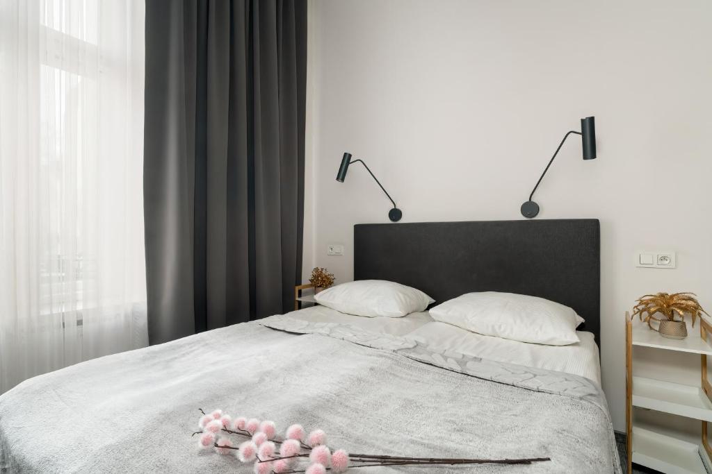 Posteľ alebo postele v izbe v ubytovaní Elegant Very Berry Apartments in Poznań by Noclegi Renters