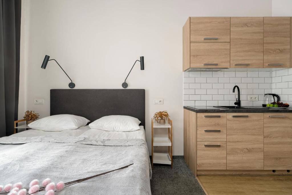 Posteľ alebo postele v izbe v ubytovaní Elegant Very Berry Apartments in Poznań by Noclegi Renters