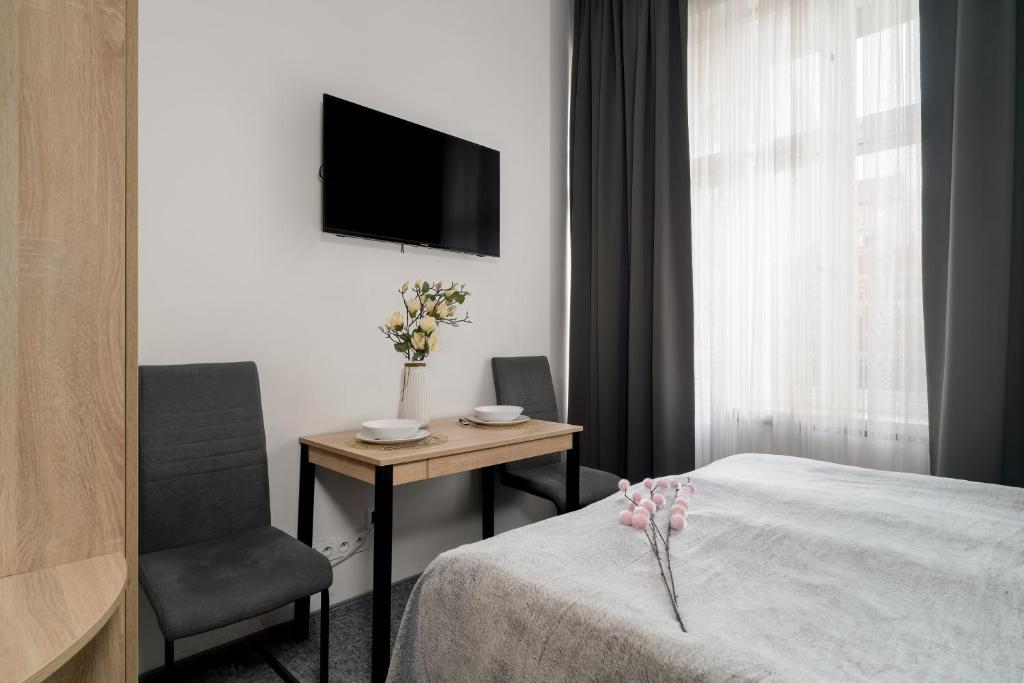 Posteľ alebo postele v izbe v ubytovaní Elegant Very Berry Apartments in Poznań by Noclegi Renters