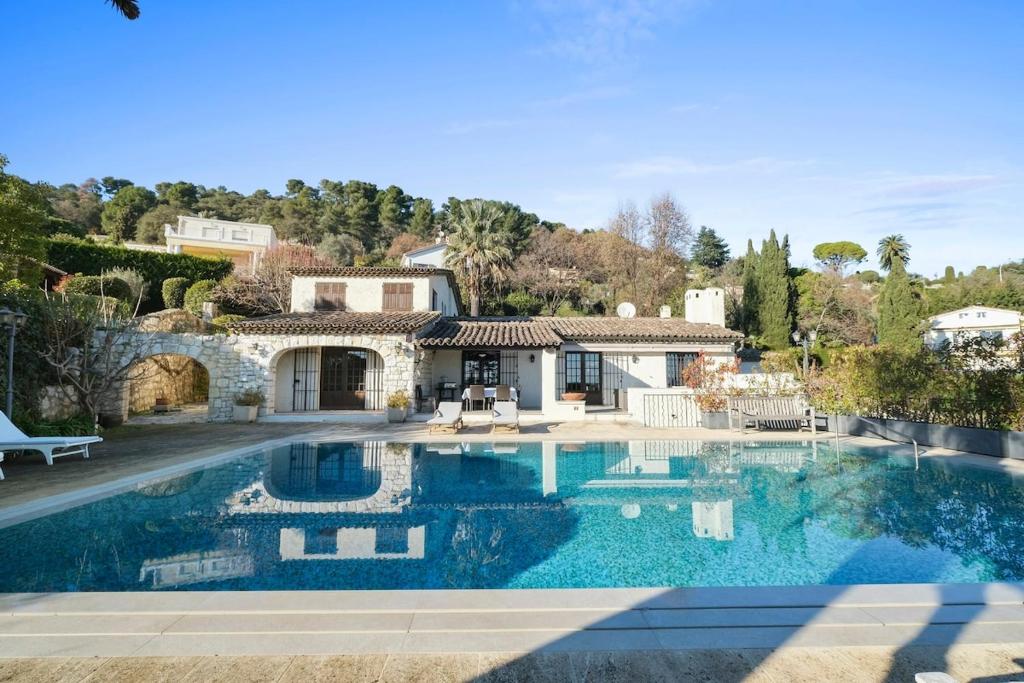 une grande piscine devant une maison dans l'établissement Villa St Paul La Piscine, à La Colle-sur-Loup