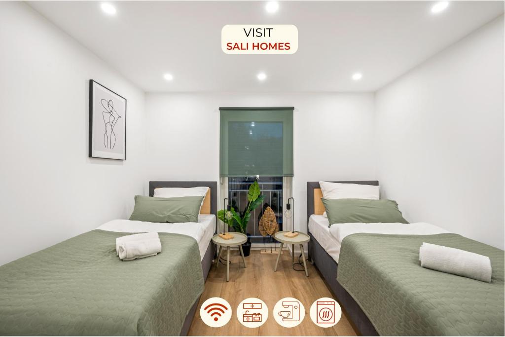 a room with three beds and a sign that reads sidx at Sali Homes - Schwäbisch Hall Altstadt 95 #4 in Schwäbisch Hall