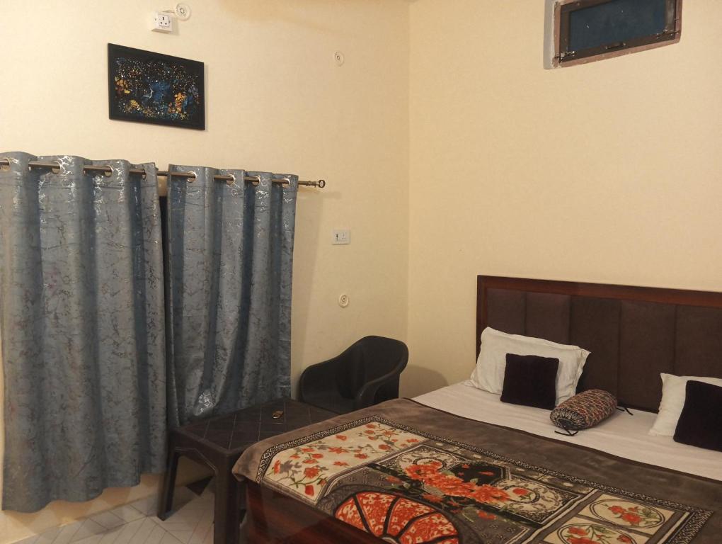 Postel nebo postele na pokoji v ubytování Shree ram Lala guest house ramjanm Bhoomi ayodhya