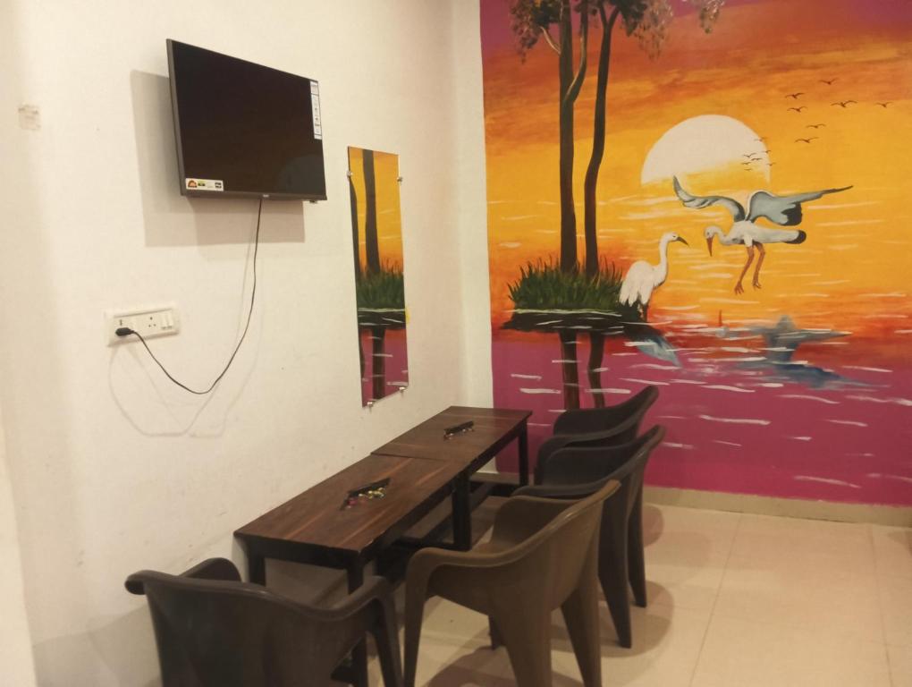 TV a/nebo společenská místnost v ubytování Shree ram Lala guest house ramjanm Bhoomi ayodhya