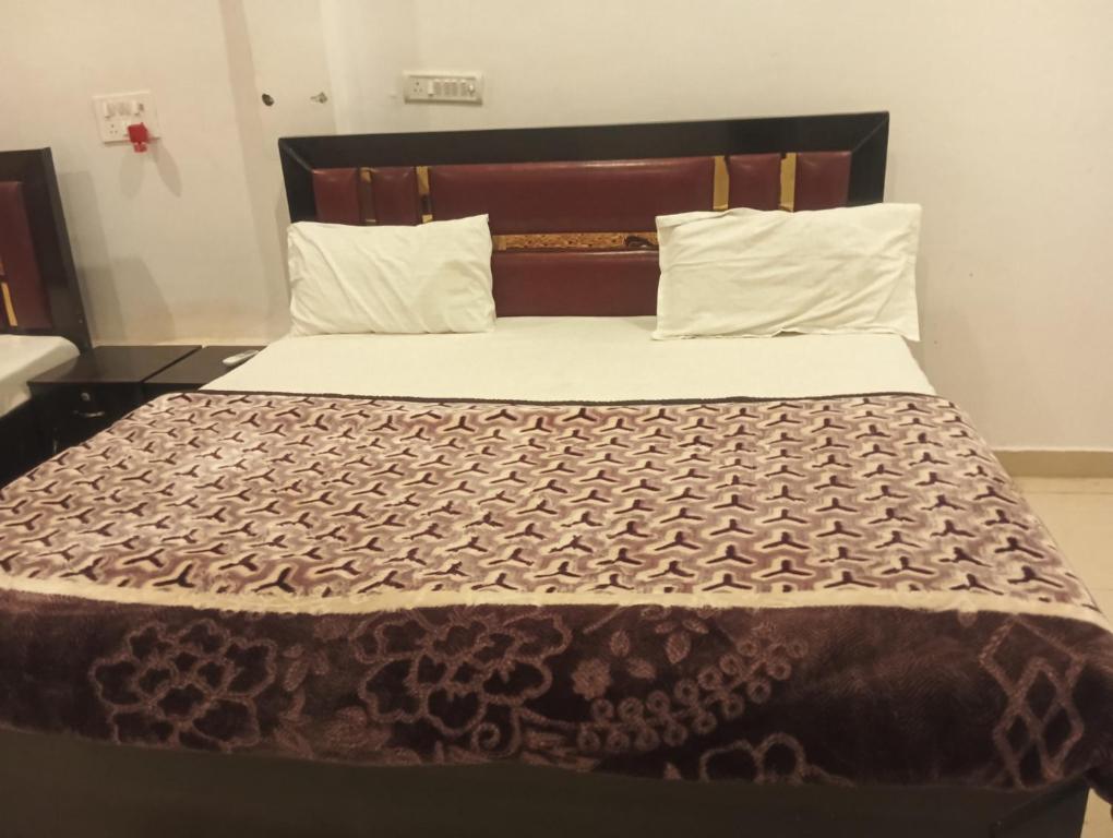 Postel nebo postele na pokoji v ubytování Shree ram Lala guest house ramjanm Bhoomi ayodhya
