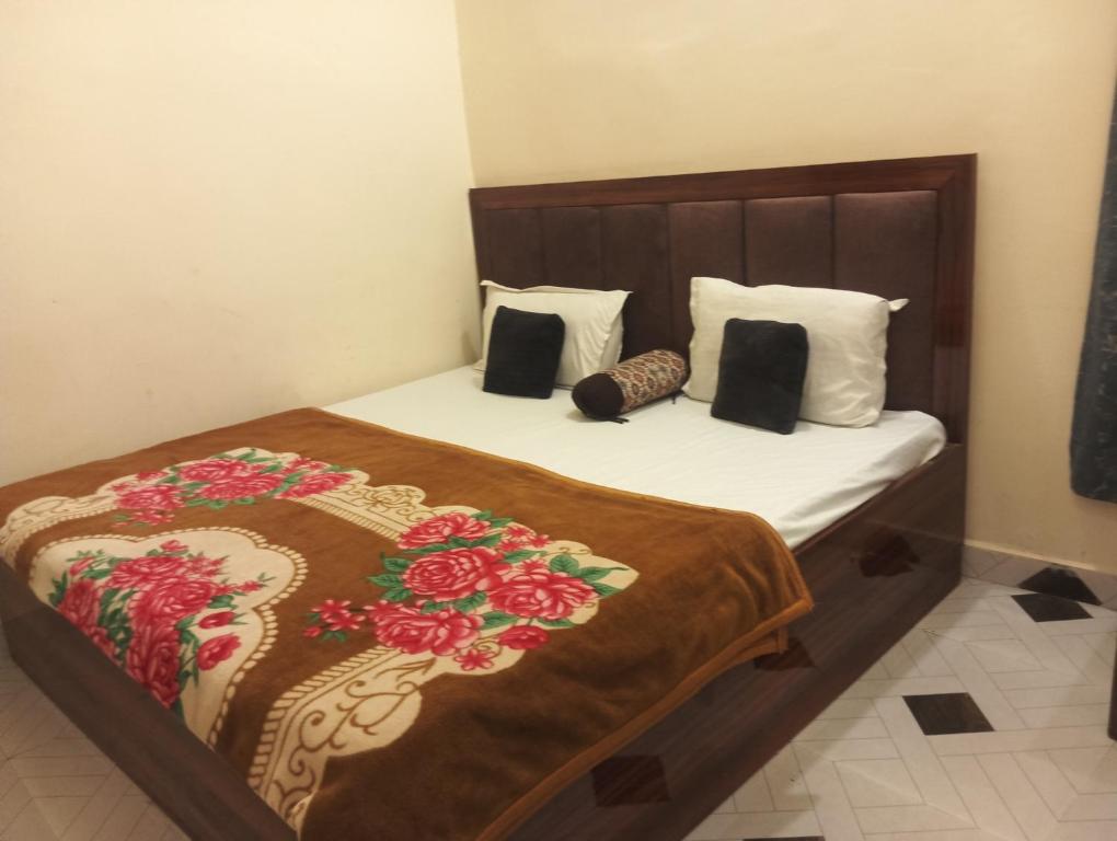Postel nebo postele na pokoji v ubytování Shree ram Lala guest house ramjanm Bhoomi ayodhya