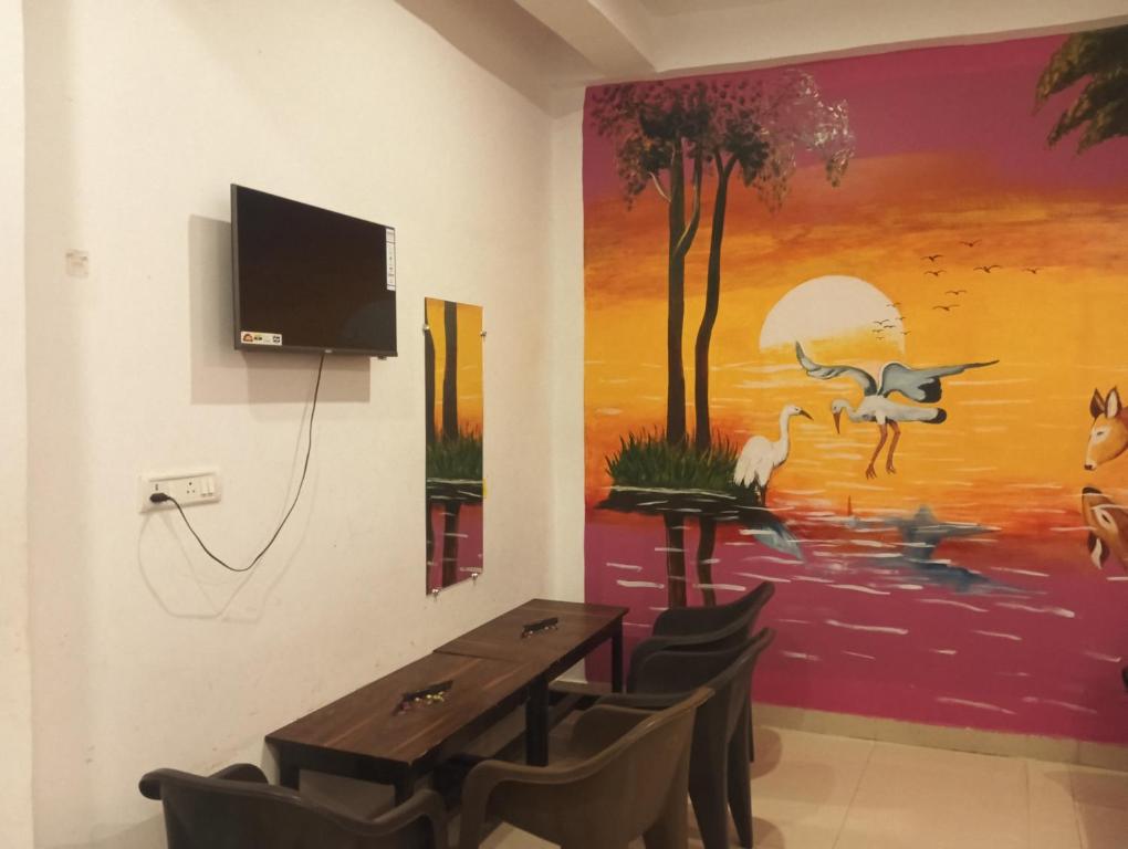 TV a/nebo společenská místnost v ubytování Shree ram Lala guest house ramjanm Bhoomi ayodhya