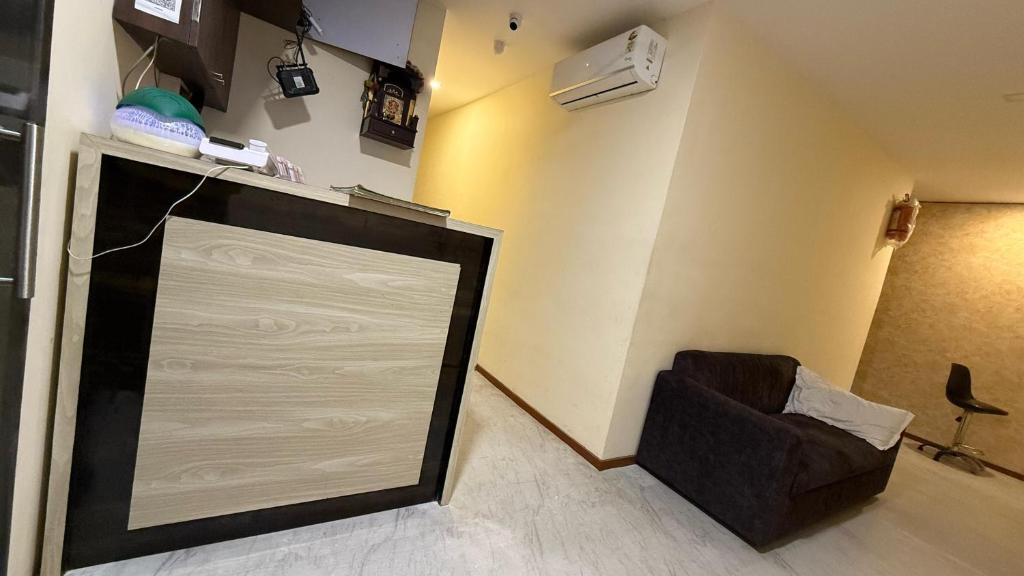 una habitación con una gran puerta de garaje y una silla en Hotel Marine Line Near Churchgate, en Bombay