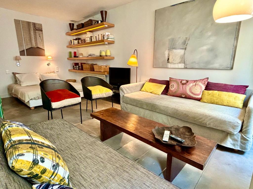 un salon avec un canapé et une table dans l'établissement Le Loft Saint Antoine, à Paris