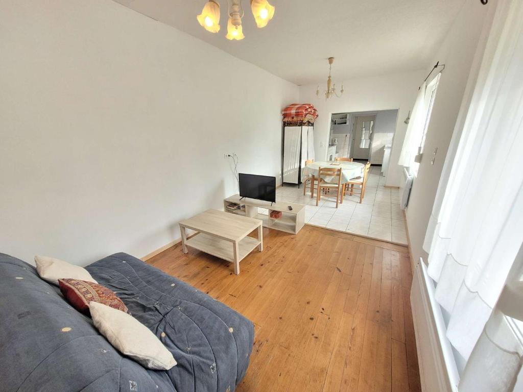 un salon avec un canapé et une table dans l'établissement Charmante maison plain-pied à Berck, jardin sud, proche plage, animaux admis - FR-1-674-20, à Berck-sur-Mer