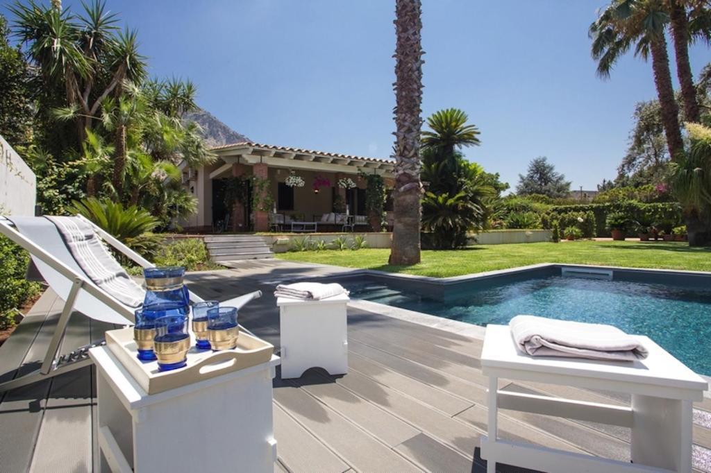 une cour arrière avec une piscine et une maison dans l'établissement Solemar Sicilia - Villa Mondello, à Palerme