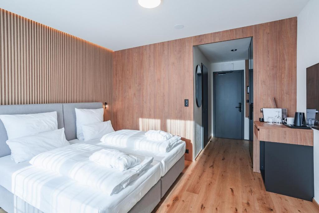 Letto o letti in una camera di Magnetit Hotel Šumava