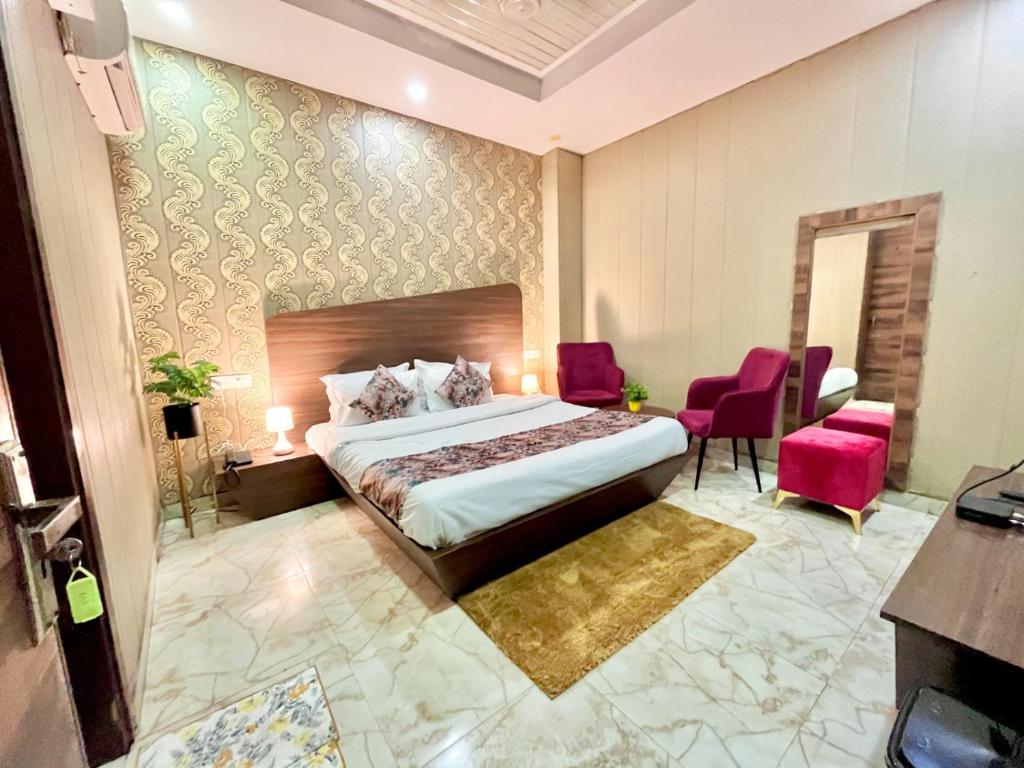una stanza d'albergo con un letto e due sedie di Hotel Starlet Prime a Chandīgarh