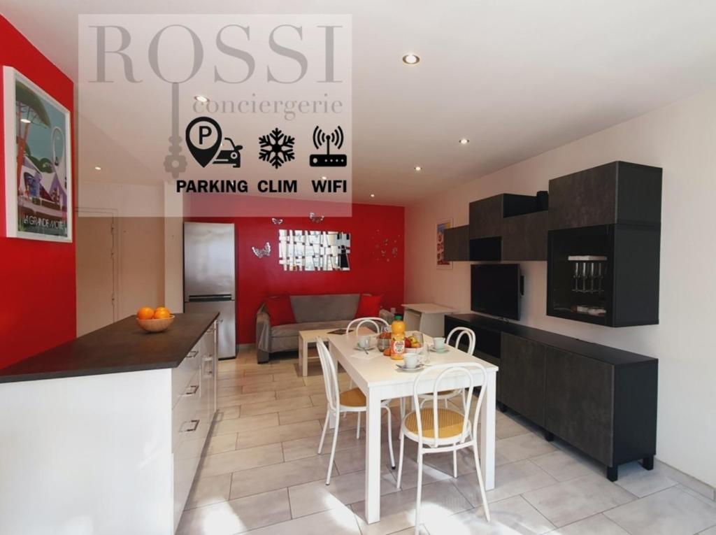 une cuisine et une salle à manger avec une table et des chaises blanches dans l'établissement Charmant T2 Centre-ville Parking Clim Wifi - ROSSIconciergerie - Linge inclus, à La Grande Motte