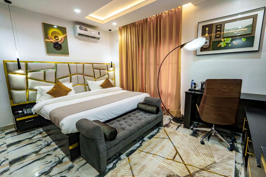 Ένα ή περισσότερα κρεβάτια σε δωμάτιο στο Roston Hotels