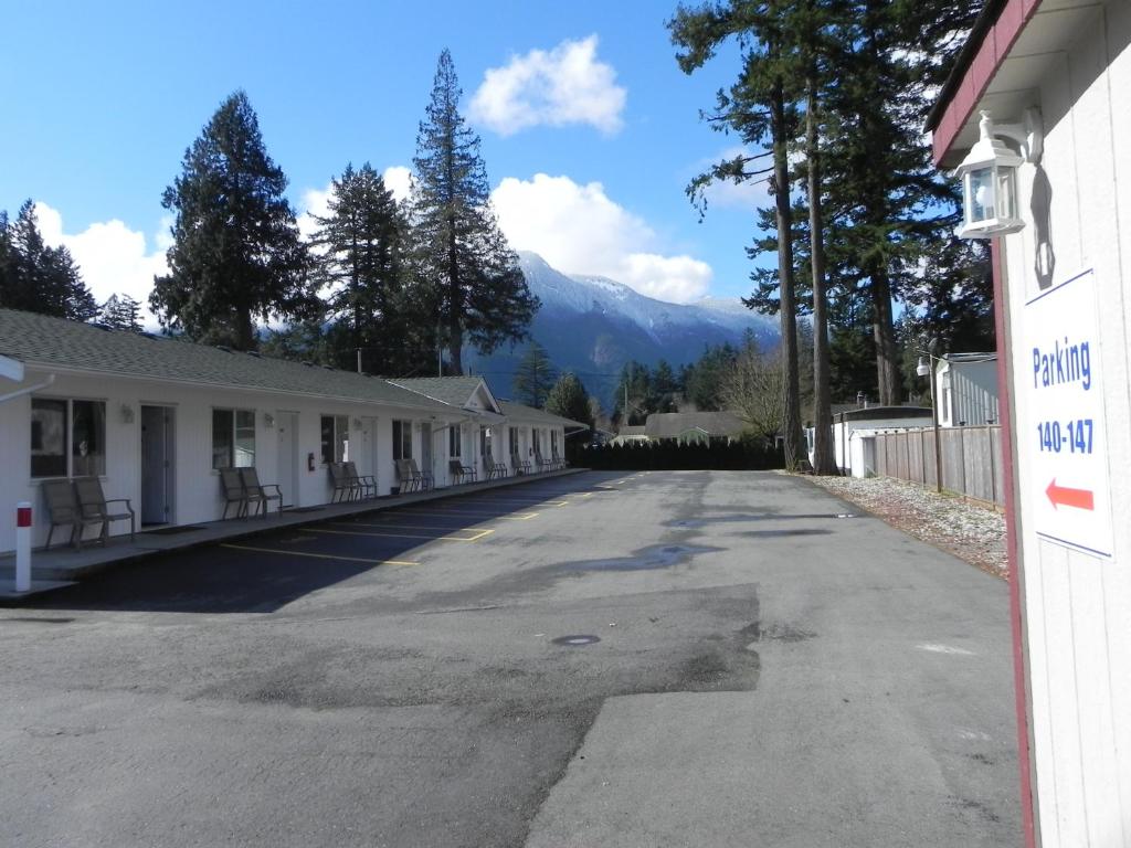 Nespecifikovaný výhled na hory nebo výhled na hory při pohledu z motelu