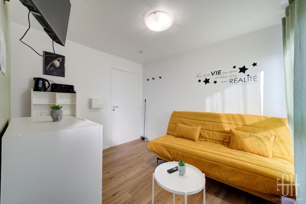 un salon avec un canapé et une table dans l'établissement Saturne - Proche A10 - 2V - Parking, à Saint-Pierre-des-Corps