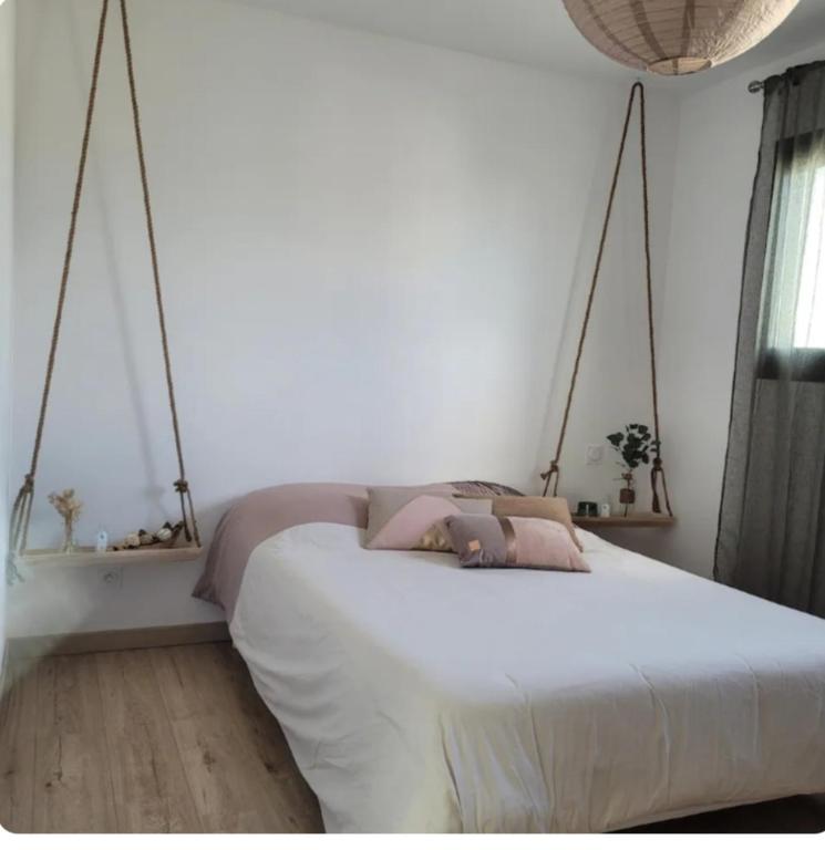 une chambre avec un lit blanc et une fenêtre dans l'établissement Magnifique Villa piscine privée jacuzzi, à Saint-Féliu-dʼAvall