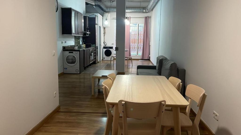 ein Zimmer mit Tisch und Stühlen und eine Küche in der Unterkunft SA 15min downtown Barcelona, 5min Metro, Beach nearby in Sant Adria de Besos