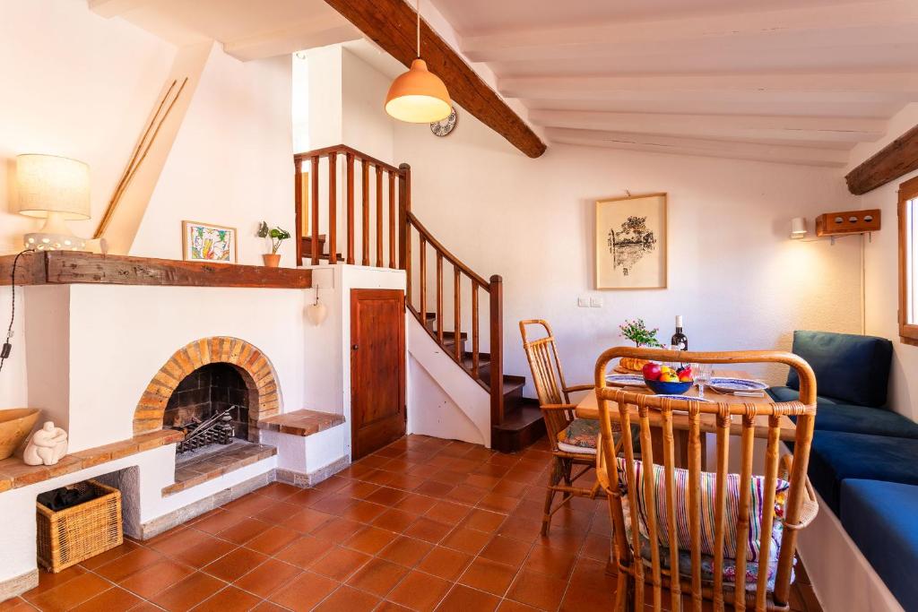 - un salon avec une cheminée, un canapé et une table dans l'établissement PERCHOIR AP4443 By Riviera Holiday Homes, à Villefranche-sur-Mer