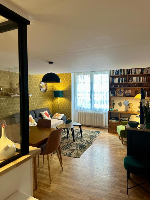 un salon avec un canapé et une table dans l'établissement L'ATHENA, à Dieppe