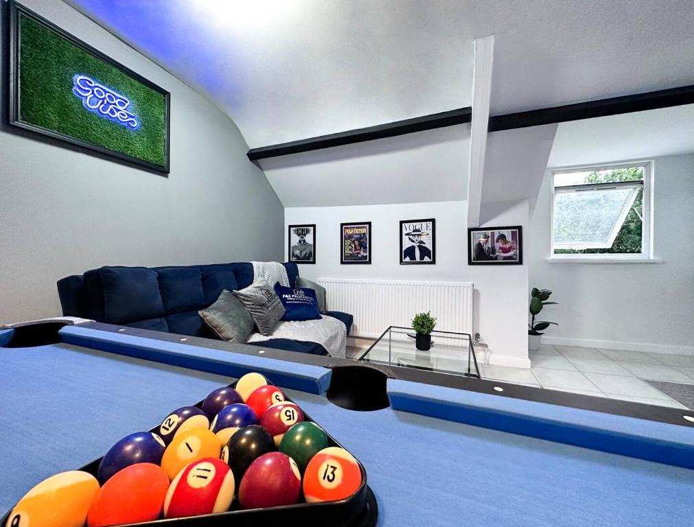 Llwyn-y-piaSleek Skyward Serenity 2bed W Pool Table - Ystrad的客厅配有带球的台球桌