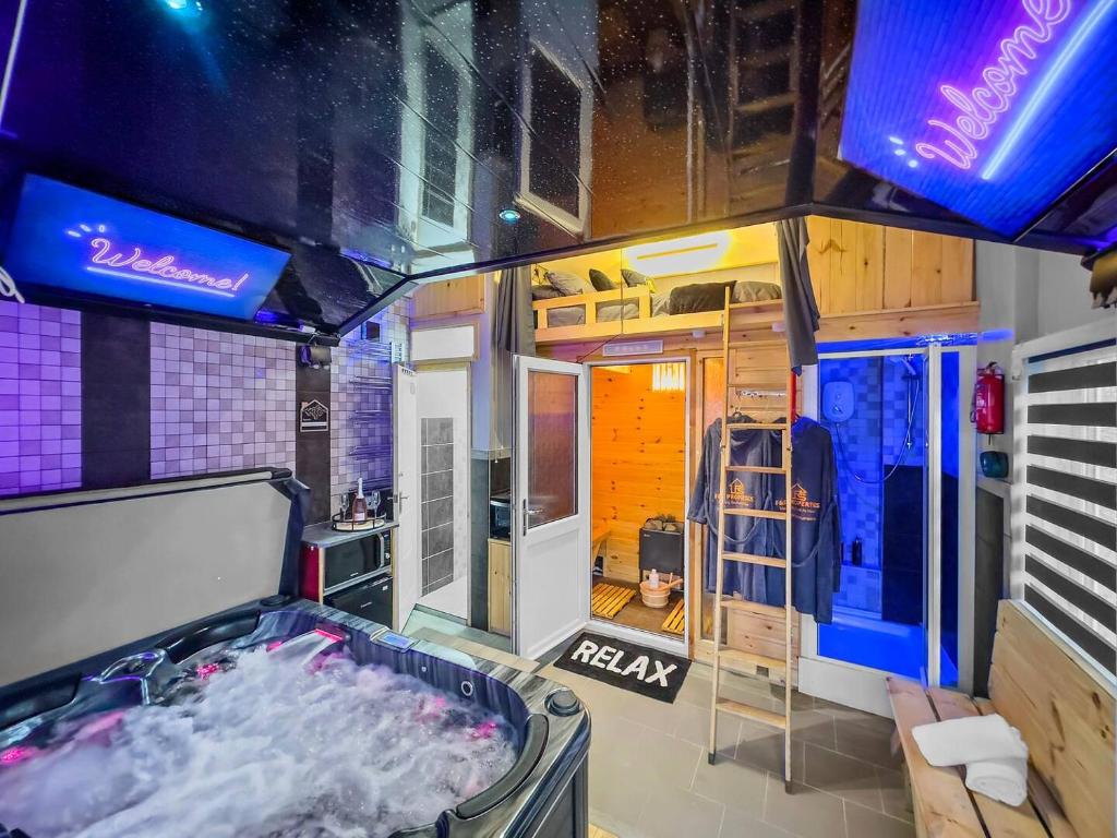 Zimmer mit einer Badewanne in der Unterkunft Private Spa Apartment In Maerdy Hot Tub & Sauna in Maerdy