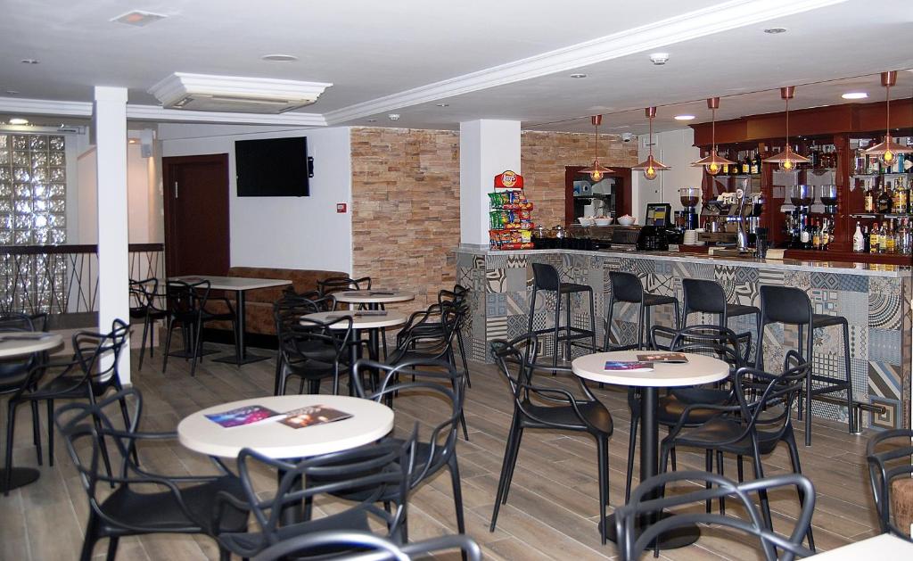 Lounge nebo bar v ubytování Hotel Queens - Adults Only