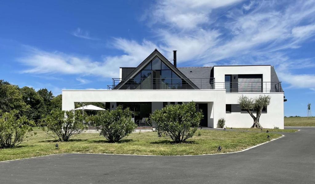 une maison blanche avec un toit noir dans l'établissement LesTransatsMarines - Villa Ti Bras, proche Bénodet, superbe maison familiale, à Clohars-Fouesnant