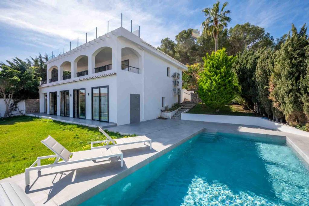 Swimmingpoolen hos eller tæt på Luxury 4 bed villa with pool and views