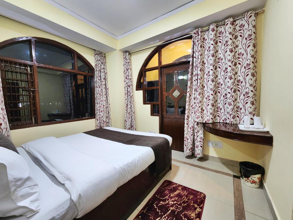 Postel nebo postele na pokoji v ubytování Hotel Taj Palace by Kalra Hospitality Near Mall Road