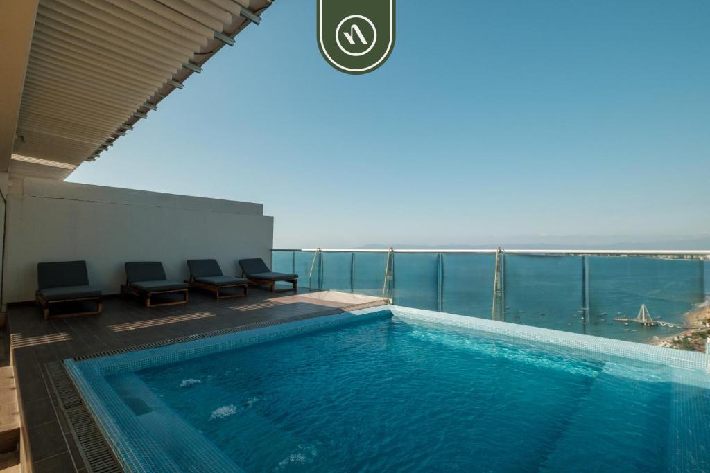 ein Schwimmbad auf dem Dach eines Gebäudes in der Unterkunft Oceanview 3 BR Penthouse with Private Terrace - BBQ in Puerto Vallarta