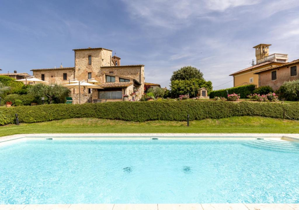 una gran piscina frente a una casa en La Pieve di San Martino, en Colle Val D'Elsa