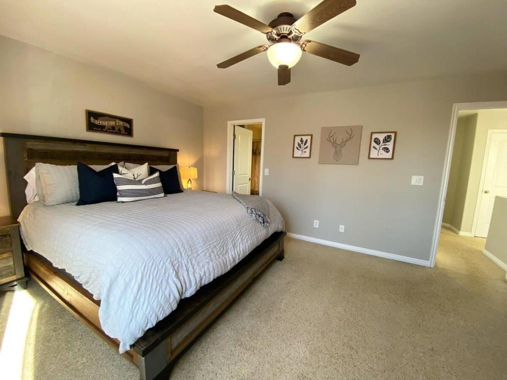 Ένα ή περισσότερα κρεβάτια σε δωμάτιο στο Family Friendly Townhome in Kanab Pool & Hot Tub