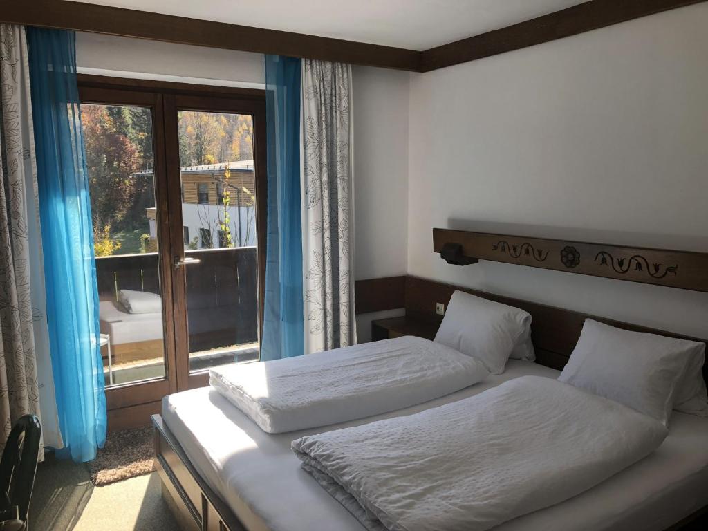 Postel nebo postele na pokoji v ubytování Gasthof Rösslhof