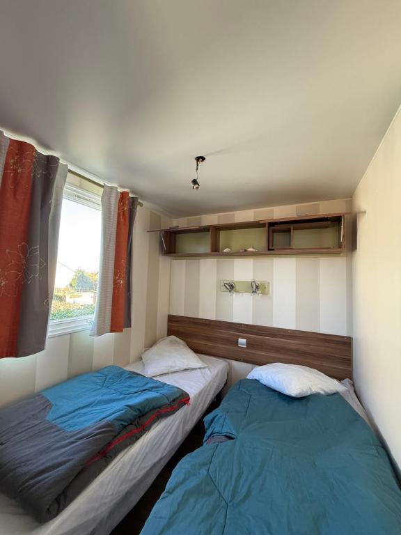 Postel nebo postele na pokoji v ubytování Camping Le clos Savoye
