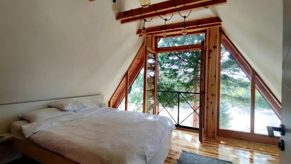 Postel nebo postele na pokoji v ubytování Pine Cabins Zlatibor