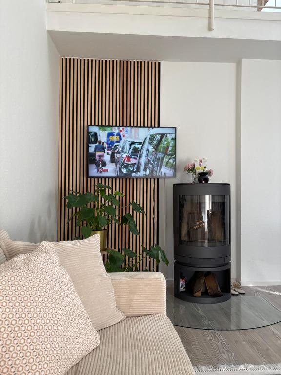 a living room with a couch and a television at ERBEX to in Dietzenbach
