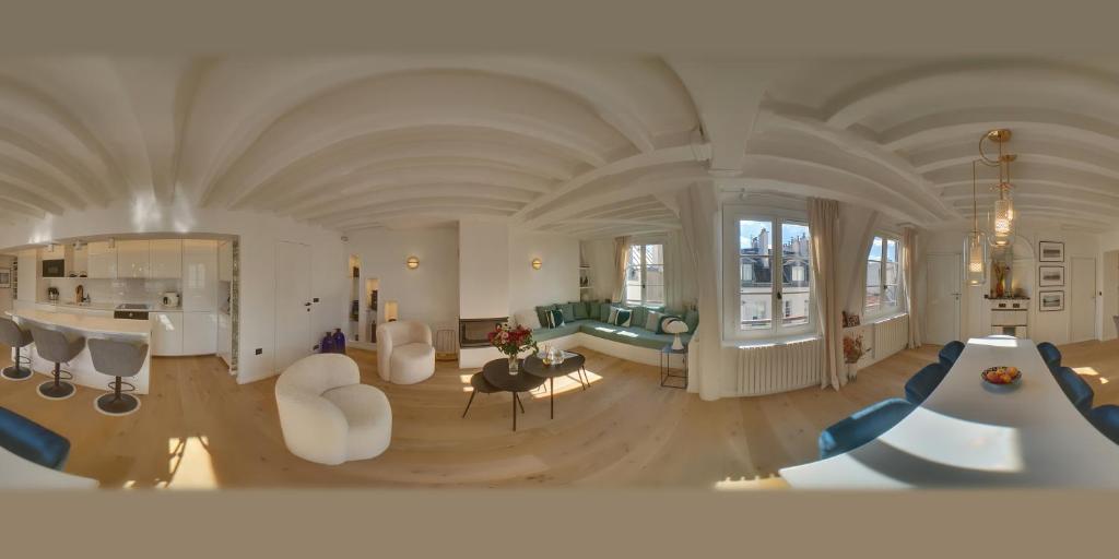 un grand salon avec un canapé et une table dans l'établissement Chic à la Parisienne, Central Paris - Marais, à Paris