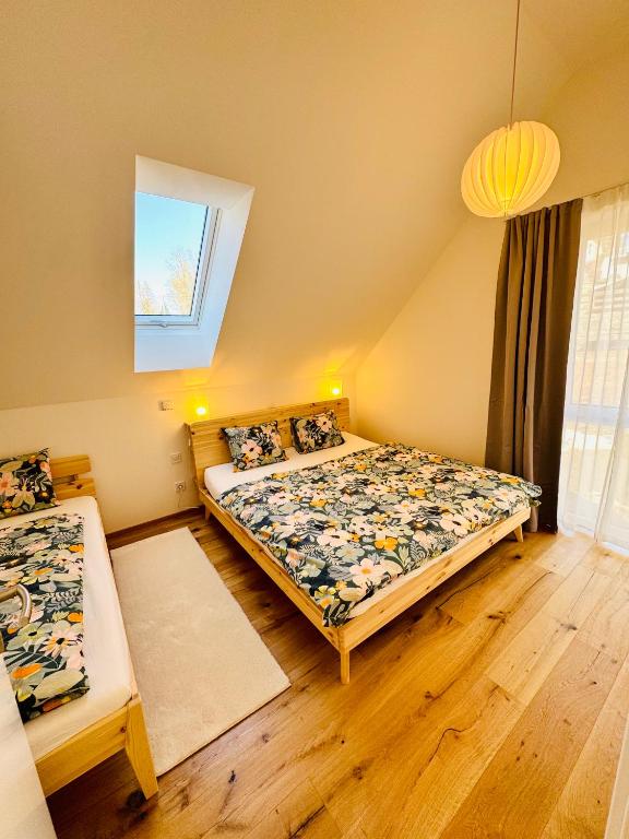 Postel nebo postele na pokoji v ubytování Apartmány Motýlí louka