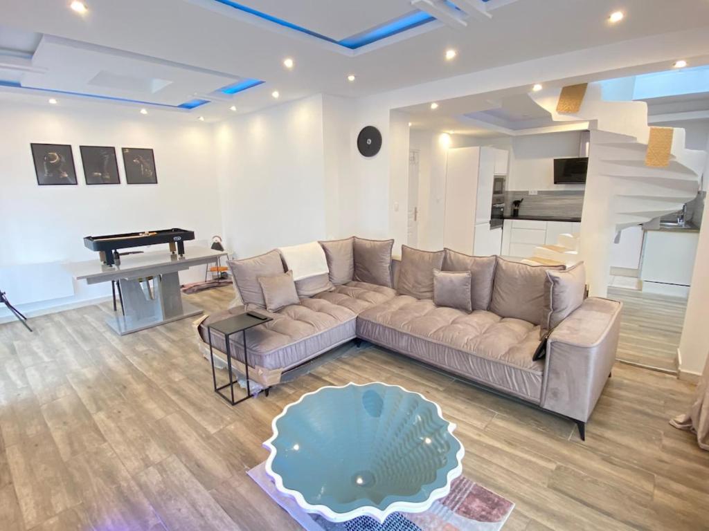 ein Wohnzimmer mit einer Couch und einem Klavier in der Unterkunft Big, very bright house in Beauvais